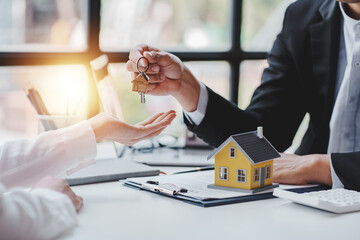real estate agent Delivering sample homes to customers, mortgage loan contracts. Make a contract...