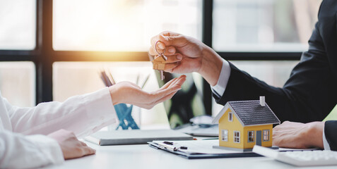 real estate agent Delivering sample homes to customers, mortgage loan contracts. Make a contract for hire purchase and sale of a house. and home insurance contracts, home mortgage loan concepts