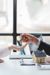 real estate agent Delivering sample homes to customers, mortgage loan contracts. Make a contract...