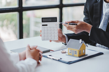 Real estate agents present and consult with clients to decide whether to sign an insurance contract. house trading About Mortgage and Home Insurance Offers