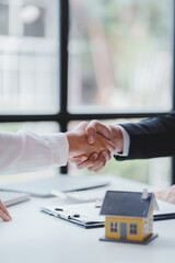 Fototapeta premium Handshake real estate agents deliver sample homes to customers. mortgage loan agreement Make a contract for hire purchase and sale of a house. and home insurance contracts home mortgage loan concept