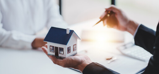 real estate agent Delivering sample homes to customers, mortgage loan contracts. Make a contract...