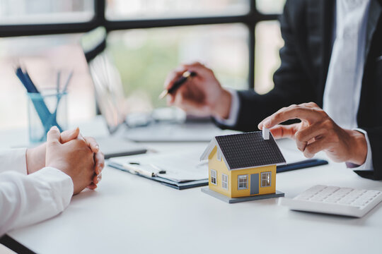 real estate agent Delivering sample homes to customers, mortgage loan contracts. Make a contract for hire purchase and sale of a house. and home insurance contracts, home mortgage loan concepts