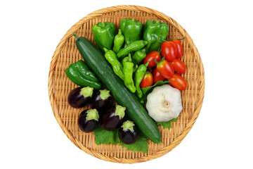 ザルに盛った夏野菜、キュウリ、ナス、トマト、ニンニク等