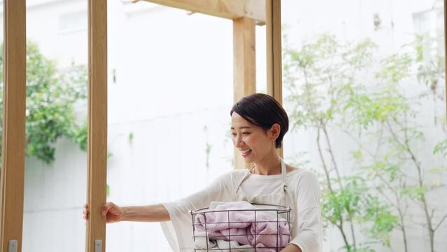 洗濯カゴを持つミドル女性