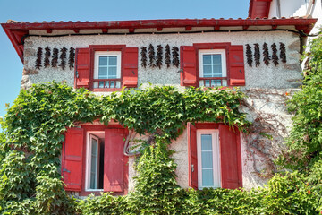 Fototapeta na wymiar Maison basque à Espelette avec son piment en façade