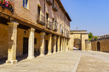 Obraz premium Gateway to the city on the medieval stone wall in the village of Burgo de Osma, Soria.