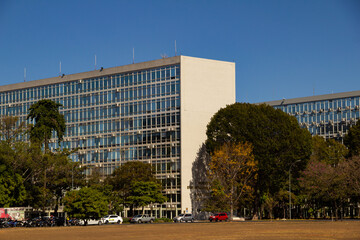 Fototapeta na wymiar Detalhe da Esplanada dos Ministérios em Brasília, em um dia claro com céu azul.