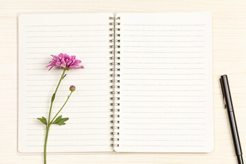 Naklejka premium The notebook on the desk and the dahlias