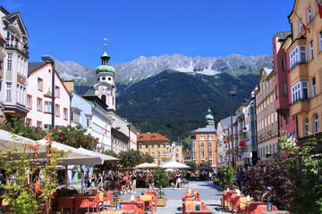 Innsbruck, Blick über die Maria-Theresien-Straße auf die Nordkette - obrazy, fototapety, plakaty