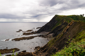 Acantilado en día nublado