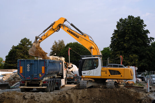 Vannes, France, 18 juillet 2022 : Pelleteuse chargeant un camion benne sur un chantier de construction