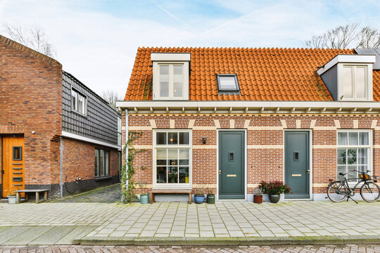 Street with houses lined up under blu sky