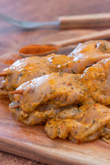 brochettes de poulet crus et marinés sur une planche à découper