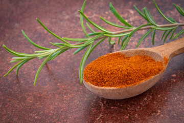 paprika en poudre en gros plan dans une cuillère en bois