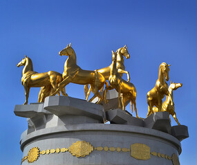 statue of monarch