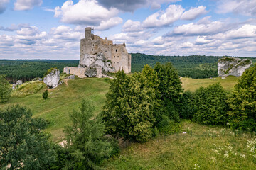 Fototapeta na wymiar ruiny zamku w Mirowie na Śląsku w Polsce, panorama latem z lotu ptaka.