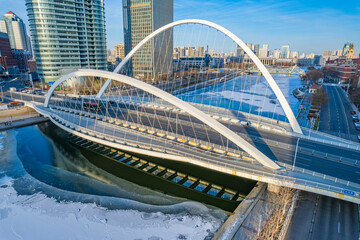 Obraz premium Aerial shot of bridge over river