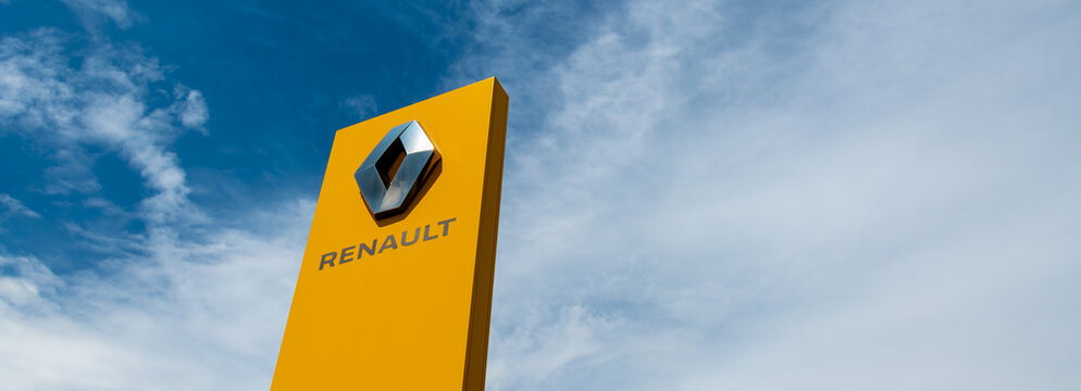 Saint-Rémy-Lès-Chevreuse, France - 28 juillet 2022: Enseigne du groupe de construction automobile français Renault avec son logo en forme de losange sur fond jaune