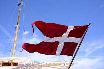 Königsyacht Dannebrog dänische Königsfamilie mit dänscher Flagge.