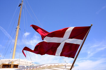 Königsyacht Dannebrog dänische Königsfamilie mit dänscher Flagge.