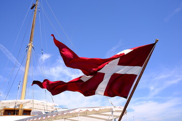 Königsyacht Dannebrog dänische Königsfamilie mit dänscher Flagge.