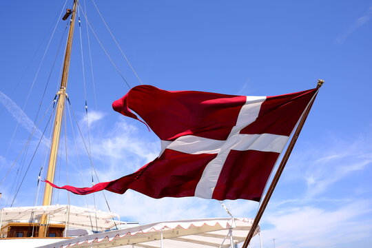 Königsyacht Dannebrog dänische Königsfamilie mit dänscher Flagge.