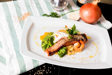 Salmão com Cous Cous, Legumes e Camarão