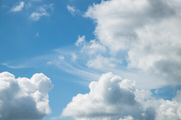 Chmury, błękitne niebo - obrazy, fototapety, plakaty