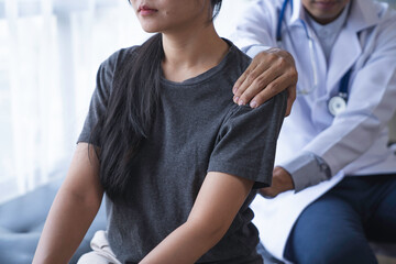 Obraz premium Doctors advise patients about pain in the lower back muscles. office syndrome problem physical therapy diagnostic concept