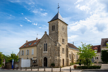 Vue extérieure de l'église catholique Saint-Eustache,  construite en 1699 en pierre meulière, située aux Loges-en-Josas, France, dans le département français des Yvelines, en région Île-de-France