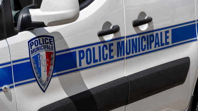 Marquage "Police municipale" &eacute;crit en fran&ccedil;ais sur le c&ocirc;t&eacute; d'un v&eacute;hicule de patrouille de la police municipale en France
