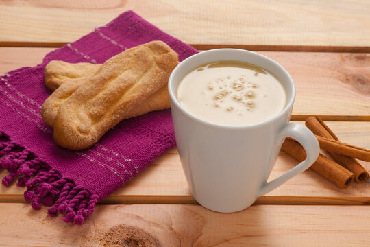(Atol de elote) the traditional drink of Guatemala, made of corn and cinnamon.