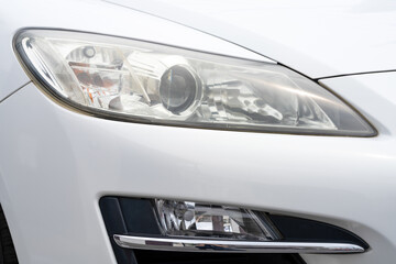 車のヘッドライトとフォグランプ