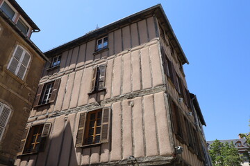Batiment typique, vue de l'ext&eacute;rieur, ville de Rodez, d&eacute;partement de l'Aveyron, France