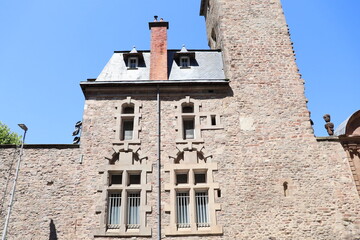 Batiment typique, vue de l'extérieur, ville de Rodez, département de l'Aveyron, France