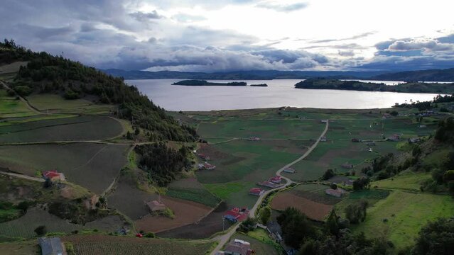Cultivos de cebolla junca, papa, criolla, arboles y valles que rodean la laguna de Tota, ubicada en Boyac&agrave; Colombia 