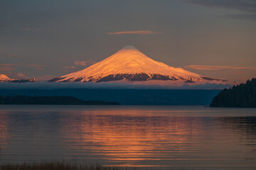 Atardecer  en el Volc&aacute;n Osorno,  Sur de Chile 