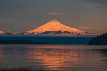 Fototapeta na wymiar Atardecer en el Volcán Osorno, Sur de Chile 