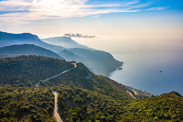 Route de la grande corniche entre Nice et Monaco.