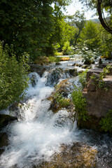 Paisaje de parque natural con cascadas y lagos de agua cristalina azul turquesa y arboles verdes viajando de turismo por croacia europa