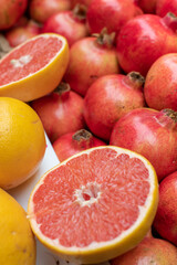 frische Granatäpfel vom Markt 