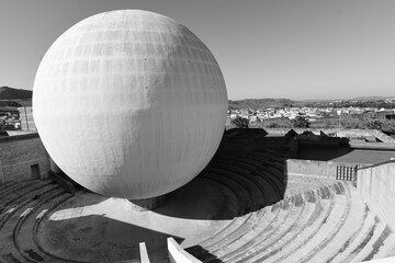 Runde, außergewöhnliche Architektur in schwarz weiß 