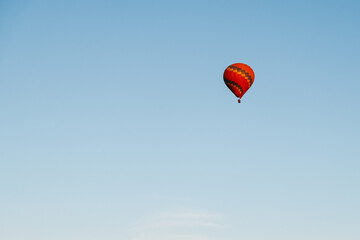 Single hot air ballon in the blue sky, copy space