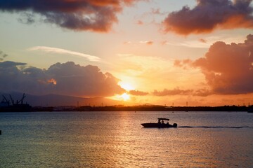 Naklejka premium coucher de soleil sur la mer des antilles