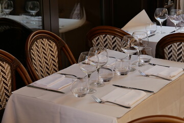 Table dressée en terrasse d'un restaurant français