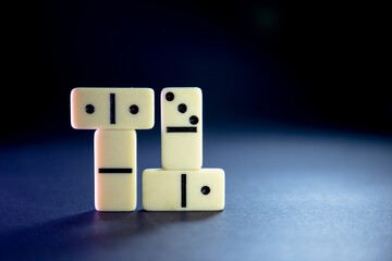 FICHAS DE DOMINÒ EN FONDO NEGRO, DISTINTAS FORMAS Y DETALLES.