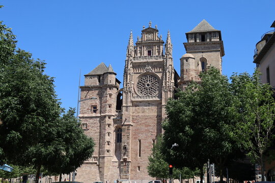 La cath&eacute;drale Notre Dame, cath&eacute;drale de style gothique, vue de l'ext&eacute;rieur, ville de Rodez, d&eacute;partement de l'Aveyron, France