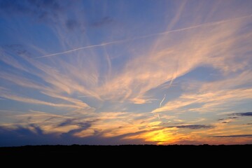 Sonnenuntergang mit intensiven Wolken