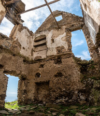 Fototapeta premium A ruined house at the famous path of the Gods at the Amalfi coast, Italy